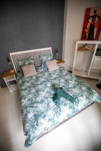 1 dormitorio con 1 cama grande con manta azul y blanca en Appartement cosy - Alfortville, en Alfortville