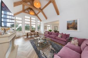 un soggiorno con divani viola e tavolo di Luxury in the Lake District a Dockray