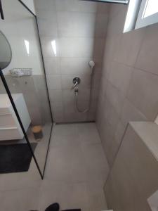 a bathroom with a shower with a glass door at modernes Apartment in verkehrsgünstiger Lage in Flörsheim
