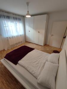 a bedroom with a large white bed in a room at modernes Apartment in verkehrsgünstiger Lage in Flörsheim