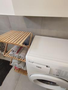 a close up of a washing machine in a room at modernes Apartment in verkehrsgünstiger Lage in Flörsheim