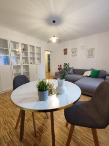a living room with a table and a couch at modernes Apartment in verkehrsgünstiger Lage in Flörsheim