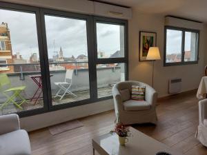uma sala de estar com vista para a cidade em Suite Molinel em Lille