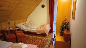 pokój z łóżkiem i choinką świąteczną w obiekcie Dom letniskowy 