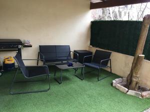 TV a/nebo společenská místnost v ubytování Appartement climatisé 1 à 4 personnes avec belle terrasse