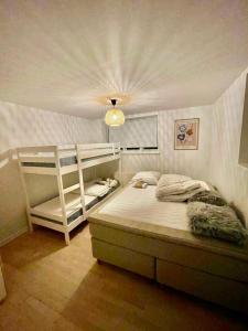 5 minute walk to LEGO House - 50m2 apartment with garden / A unit في بيلوند: غرفة نوم مع سرير وسرير بطابقين