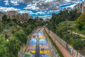 uma vista para um rio com uma linha de comboio em Apartamento en el centro de Elche con terraza em Elche