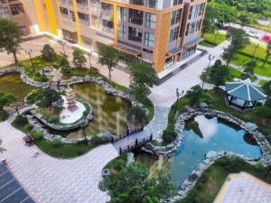 uma vista superior de um parque com uma fonte em Homestay Vinhome Ocean Park R103 em Gia Lâm Pho