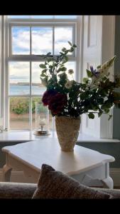 DundrumにあるTonn Ruray Sea View Luxury 2 Bed Apartmentのギャラリーの写真