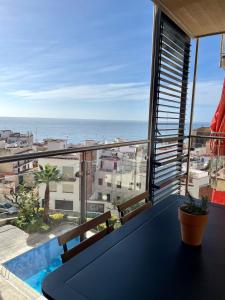 balkon z widokiem na ocean w obiekcie Casa Alba w mieście San Pol de Mar