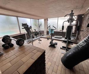 een fitnessruimte met diverse fitnessapparatuur in een kamer bij Honeyhills Excellence Resorts D in Roodepoort