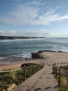 einen Weg zum Strand mit dem Meer in der Unterkunft Casa da Paz #1 in Vila Nova de Milfontes