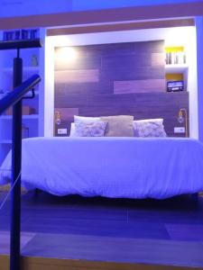 1 dormitorio con 1 cama grande en una habitación azul en Espectacular loft dúplex, en Ayora