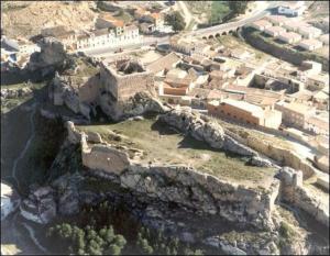 eine Luftaufnahme eines Dorfes auf einem Berg in der Unterkunft Espectacular loft dúplex in Ayora