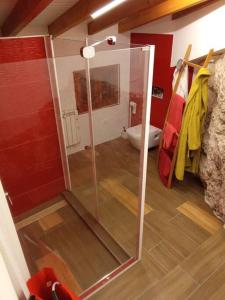 a bathroom with a glass shower with a toilet at Espectacular loft dúplex in Ayora
