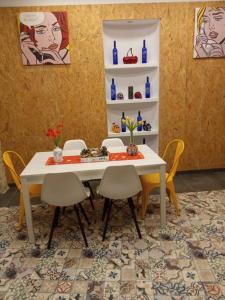 a dining room table with chairs and blue bottles on shelves at Espectacular loft dúplex in Ayora