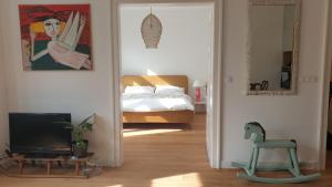 uma sala com um quarto com uma cama e um espelho em Art Nouveau apartment with garden in Pisek em Písek