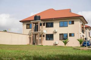 ein großes Haus mit rotem Dach in der Unterkunft Luxury Apartments in Kumasi