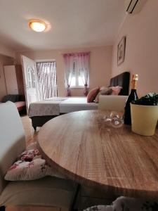 een woonkamer met een tafel en een bank bij Apartmani Marijana in Lozovac