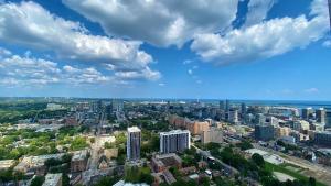 una vista aérea de una ciudad con edificios en Stunning Suite in Heart of Downtown Toronto J4, en Toronto