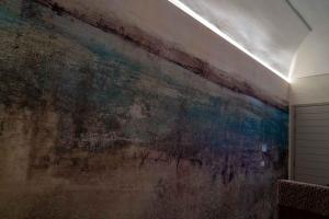 un dipinto su un muro in una stanza di MIMAR Casa Vacanze Charme ed Eleganza a Maruggio