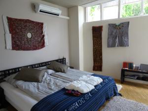 Hautzenbichl的住宿－LebensART，一间卧室配有带毛巾的床