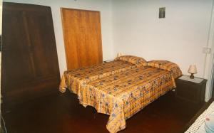sypialnia z łóżkiem i drewnianymi drzwiami w obiekcie Casa di campagna w mieście Marola