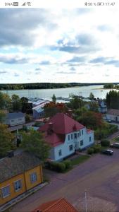 - une vue sur une ville avec une rivière et des maisons dans l'établissement Vanha Kanttorila ,Huone B pohjakerroksessa, à Lovisa