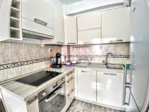 O bucătărie sau chicinetă la Apartment Nate's Place