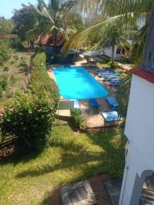 una vista aérea de una piscina con tumbonas en Diani Breeze Villas, en Diani Beach