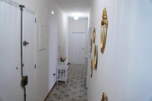 a hallway with white walls and a white door at Il Posto per Te in Turi