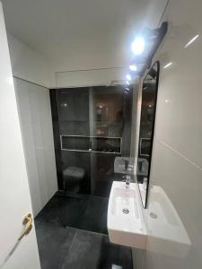 Et badeværelse på Hermoso 2 ambientes en Obelisco