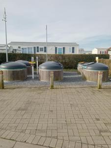 una fila de mesas de ping pong en un estacionamiento en Notre Nid, en Middelkerke