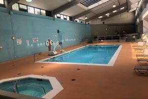 a large swimming pool in a large building at Long Island Marriott Hotel in Uniondale