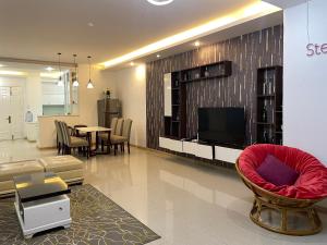 TV a/nebo společenská místnost v ubytování Nice Penthouse 4 bed room in Vung Tau