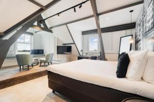 Rúm í herbergi á Hotel Maassluis