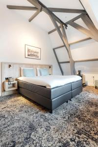 Rúm í herbergi á Hotel Maassluis