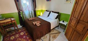 Ένα ή περισσότερα κρεβάτια σε δωμάτιο στο Riad Golden Baibah