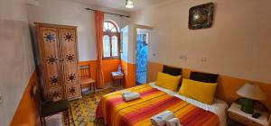 Ένα ή περισσότερα κρεβάτια σε δωμάτιο στο Riad Golden Baibah +111 φωτογραφίες