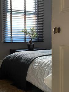 Säng eller sängar i ett rum på Townhouse in trendy suburb of Hoole