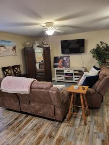 un salon avec un canapé et une télévision dans l'établissement Historic GWALTNEY HOUSE-Cottage at St Andrew's Bay, à Panama City