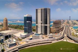 Everluxe Palm Views 3 Bedroom في دبي: اطلالة جوية على مدينة ذات مباني طويلة