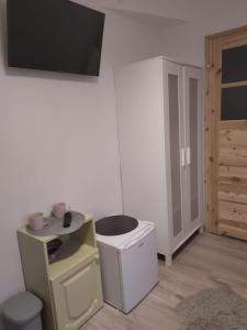 Televízia a/alebo spoločenská miestnosť v ubytovaní "Miło.Tu" Pokoje Gościnne