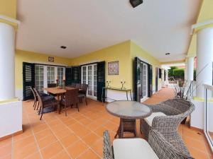 d'une terrasse avec une table, des chaises et une table. dans l'établissement Casa Da Luz Villa - Praia D'El Rey Golf Resort, à Casal da Lagoa Seca