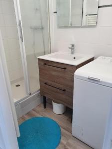 a white bathroom with a sink and a mirror at résidence lac de La Sole T3 4 pers les minimes avec piscine in La Rochelle