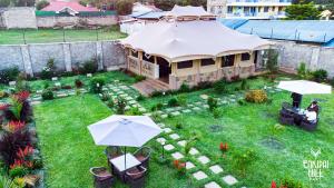 - une vue aérienne sur une maison avec un parasol dans l'établissement Enkipai Hill Hotel, à Narok