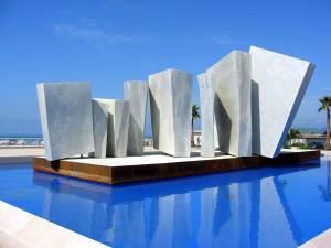 a sculpture sitting on top of a pool of water at B&b Villa C'era Una Volta in Massa