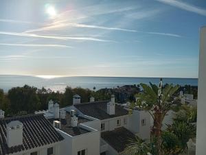 カサーレスにあるCosta del Sol by the Seaの建物の屋根から海の景色を望む