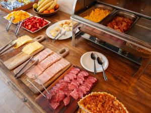 Makanan di atau di tempat lain dekat hotel