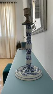 um vaso azul e branco sentado em cima de uma mesa em Nomads Hostel Tunisia em Tunes
